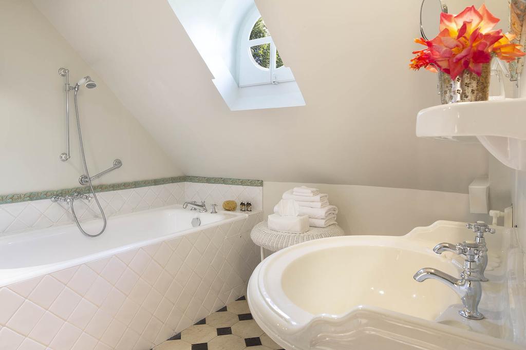 Chateau De Beneauville Bed & Breakfast Petiville  Rom bilde