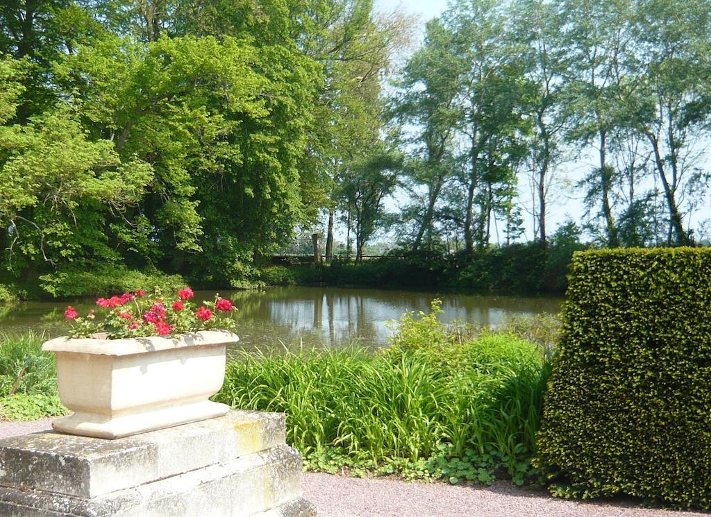 Chateau De Beneauville Bed & Breakfast Petiville  Eksteriør bilde